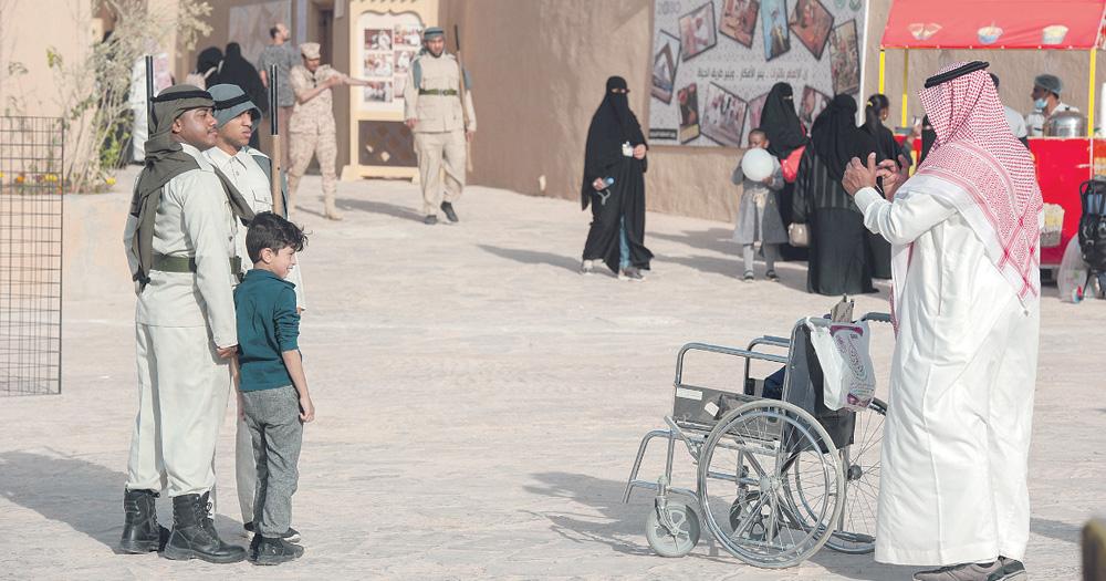 تصوير «السيلفي» يلاحق رجال العسة
