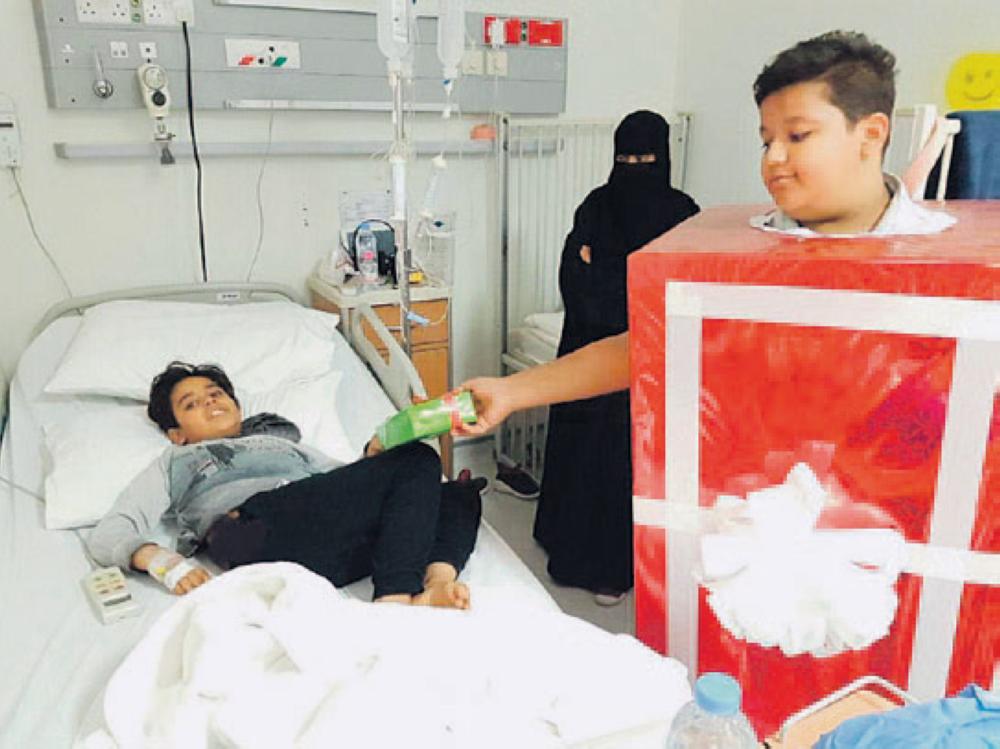 هدايا طلابية للمنومين بمستشفى القطيف
