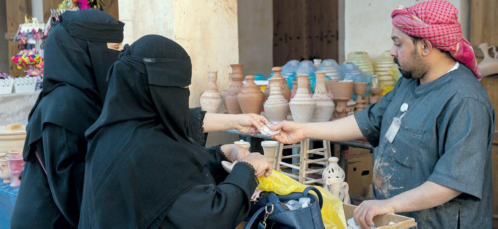 إقبال الزائرات على حرفة «صناعة الفخار»