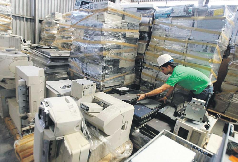 20 مليار ريال ثروة مهدرة بردم النفايات الإلكترونية