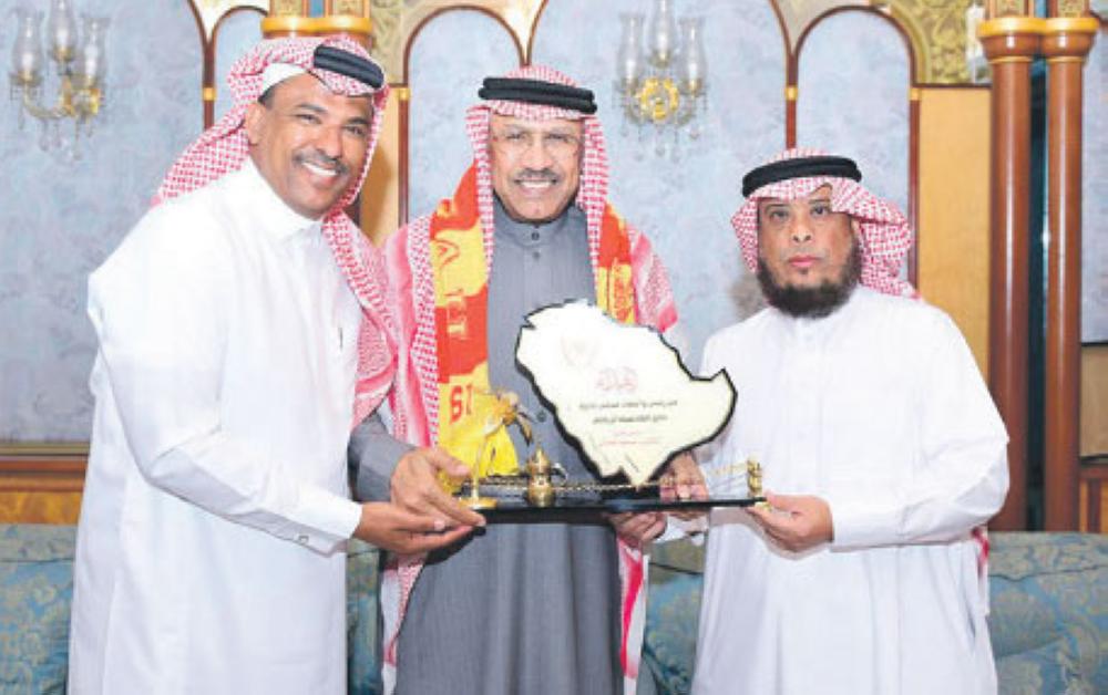 المسؤولية الاجتماعية بنادي القادسية تكرم عبدالله جمعة