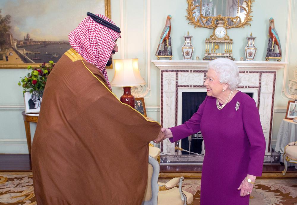 الملكة اليزابيث تستقبل ولي العهد في قصر باكنجهام
