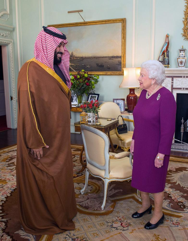 الملكة اليزابيث تستقبل ولي العهد في قصر باكنجهام