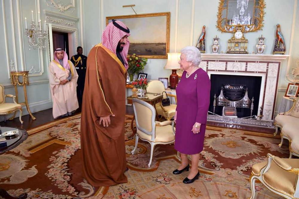الملكة اليزابيث تستقبل ولي العهد في قصر باكنجهام