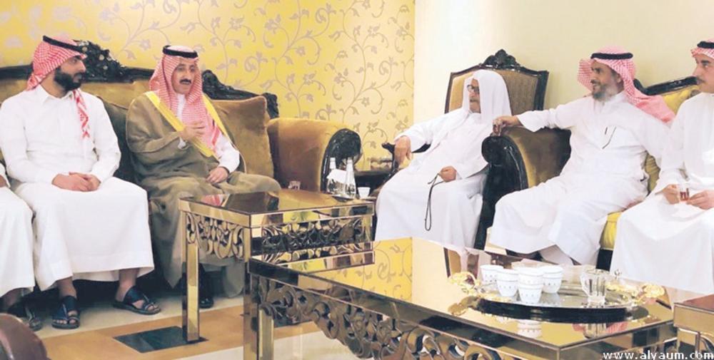 محافظ الأحساء يقدم العزاء لمدير الشرطة