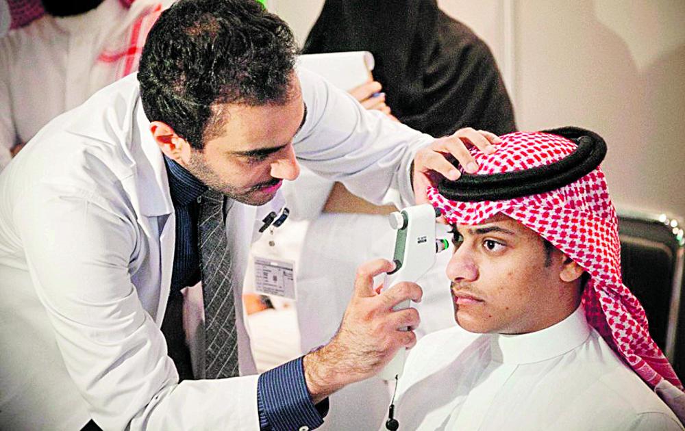 «تخصصي العيون» يدشن معرضًا توعويًا