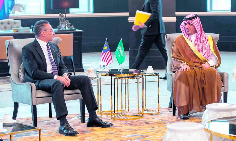 .. ويلتقي بوزير الدفاع الماليزي