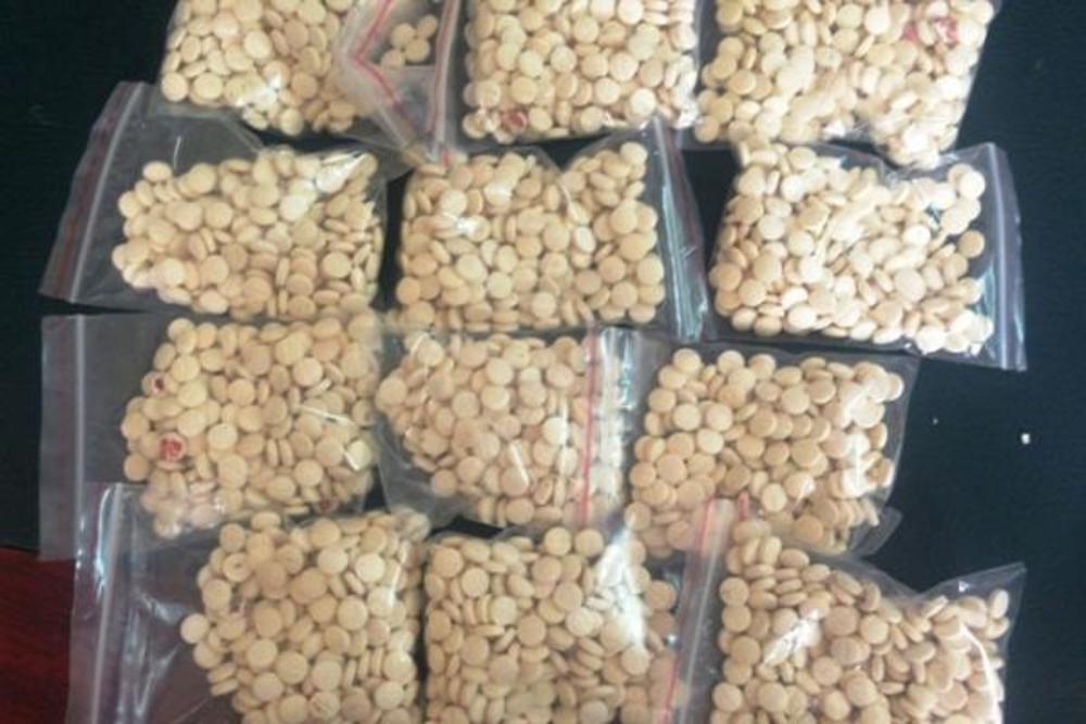إحباط تهريب 109.38 حبة كبتاجون بجمرك الحديثة