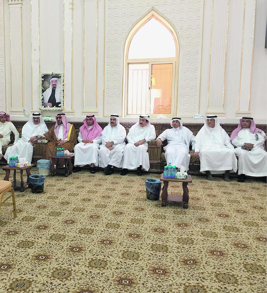 محافظ القطيف يعزي أسرة شهاب