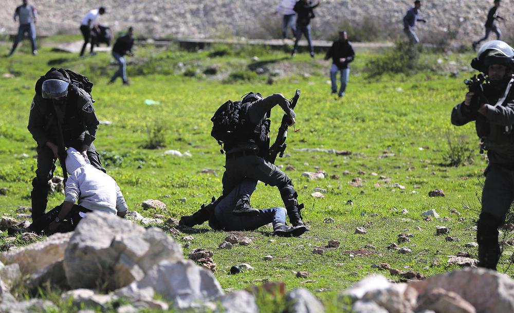 مسؤول فلسطيني يحذر من تدهور أوضاع الأسرى