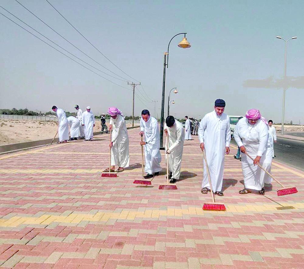 شباب الجشة يشاركون عمال النظافة