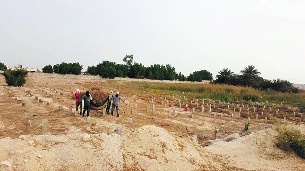 حملة بلدية لتنظيف المقابر بالجبيل