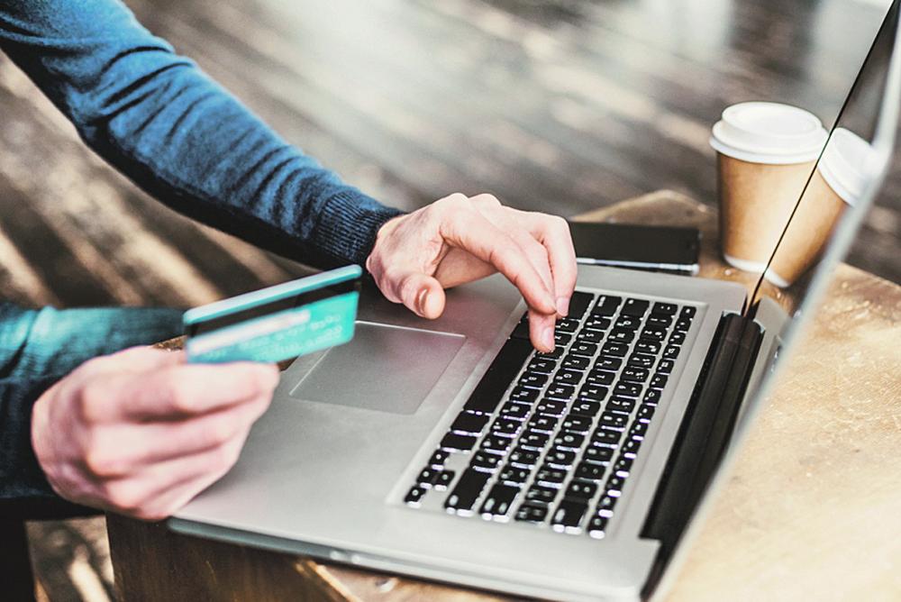 البنوك: استخدام البطاقات البنكية عبر الإنترنت بلا رسوم