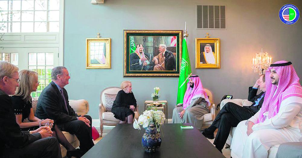 .. ويلتقي عددًا من المسؤولين الأمريكيين السابقين