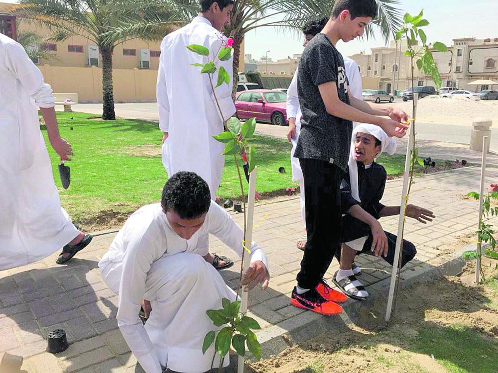 طلاب يتعرفون بثقافة المحافظة على الحدائق
