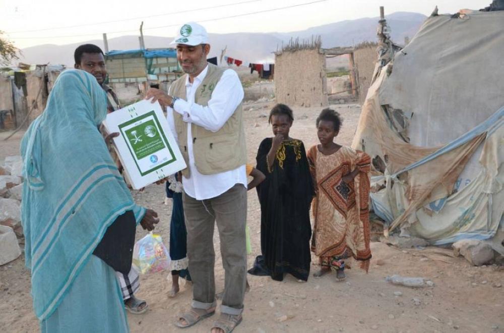 مركز الملك سلمان يوزع 3000 كرتون تمور في سيحوت اليمنية