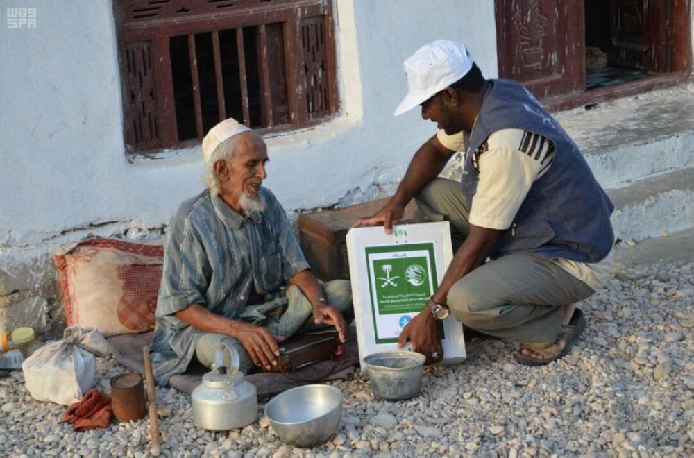 مركز الملك سلمان يوزع 3000 كرتون تمور في سيحوت اليمنية