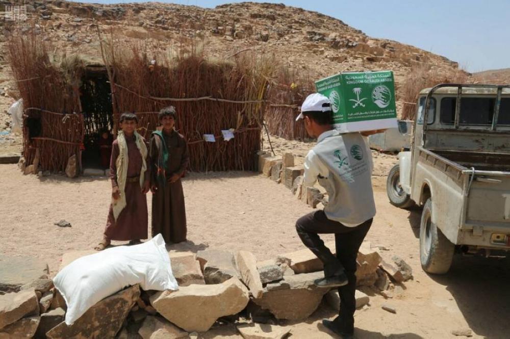مركز الملك سلمان للإغاثة يوزع 800 سلة غذائية في صنعاء