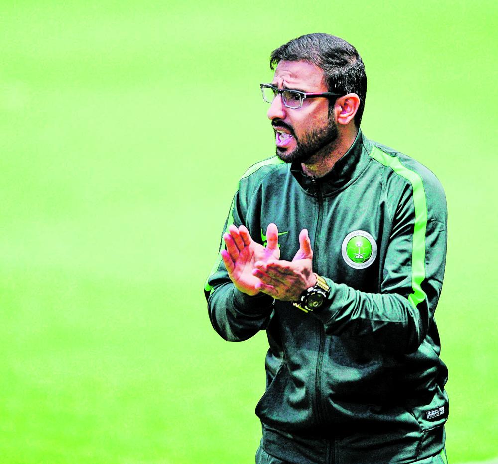 الشهري يترك المنتخب ويعود لقيادة الاتفاق