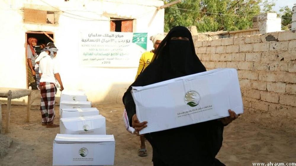 مركز الملك سلمان يوزع سلالاً غذائية على 2478 يمنيا بالخوخة