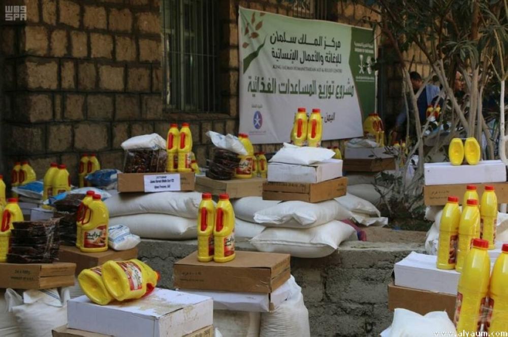 مركز الملك سلمان يوزع 1000 سلة غذائية في تعز