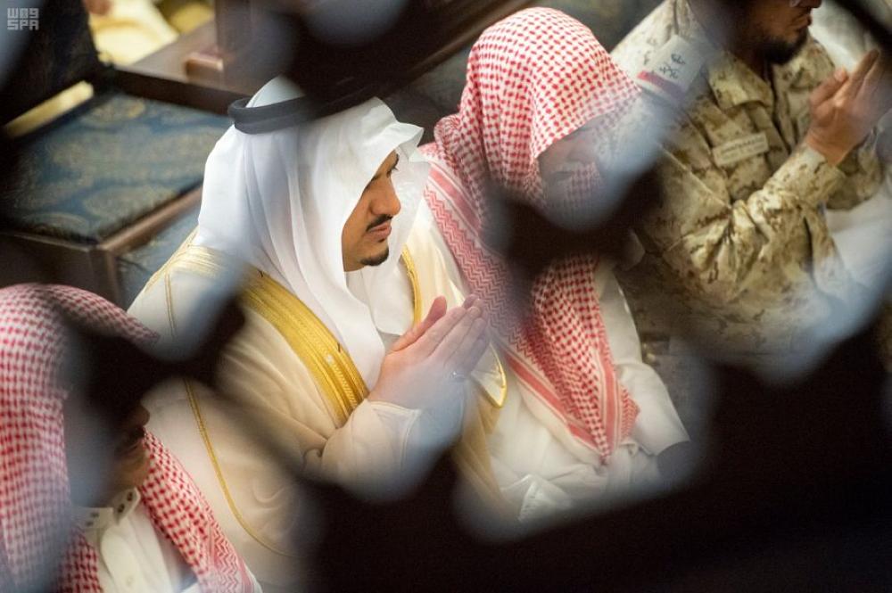 نائب أمير الرياض ينقل تعازي القيادة لأسر الشهيد العتيبي