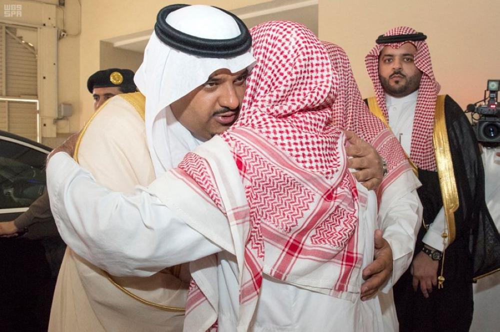 نائب أمير الرياض ينقل تعازي القيادة لأسر الشهيد العتيبي