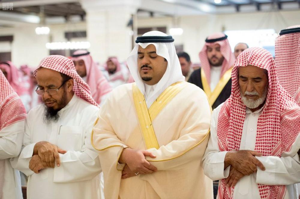 نائب أمير الرياض ينقل تعازي القيادة لأسر الشهيد العتيبي