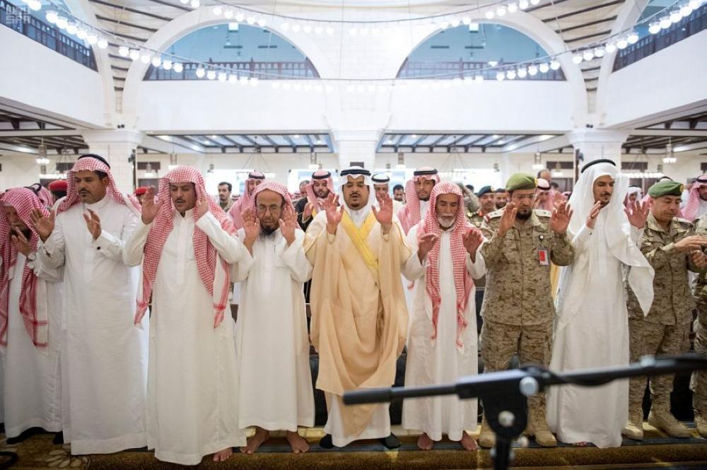 نائب أمير الرياض ينقل تعازي القيادة لأسر الشهيد العتيبي