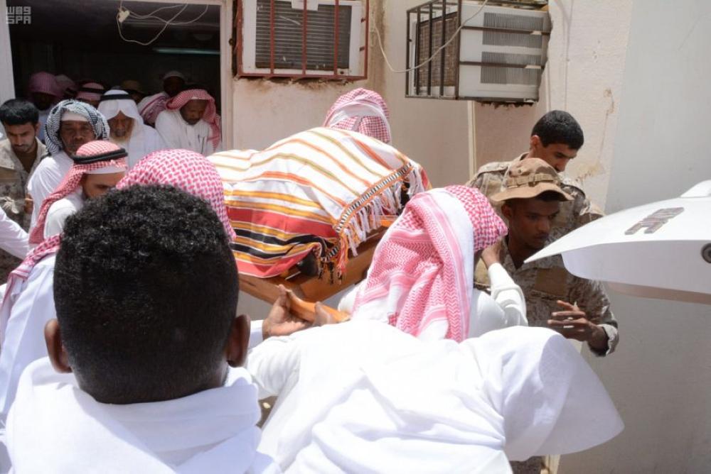 الجموع يؤدون صلاة الميت على 