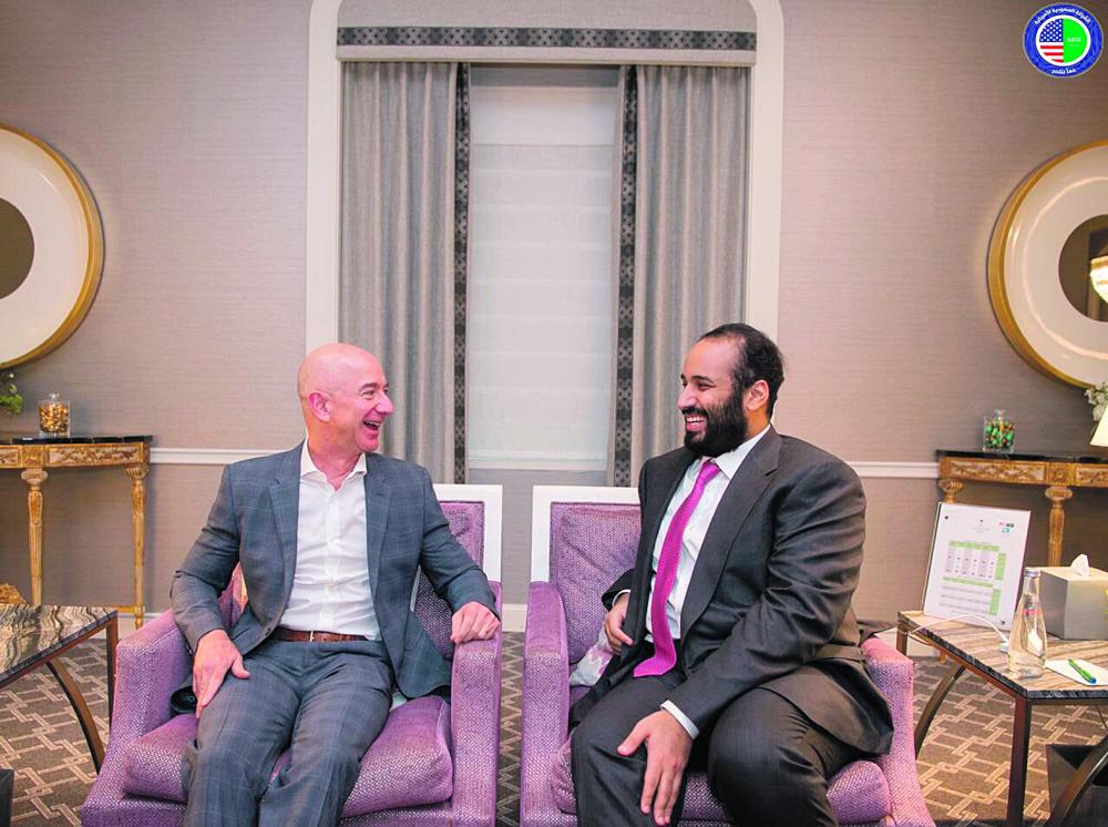.. ويبحث مجالات التعاون مع «أمازون»