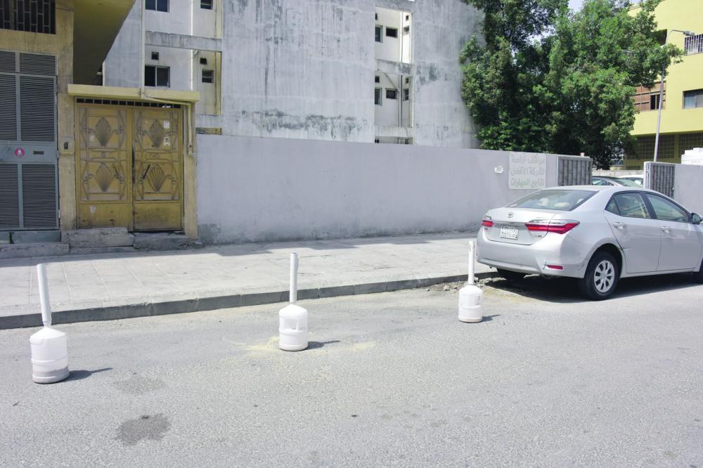 المحلات تحجز المواقف لصالحها (تصوير: مرتضى بوخمسين)
