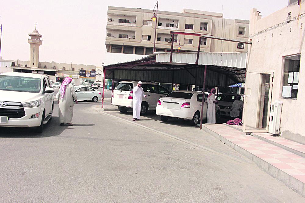 سائقو الأجرة في الأحساء يتمسكون بوسط البلد