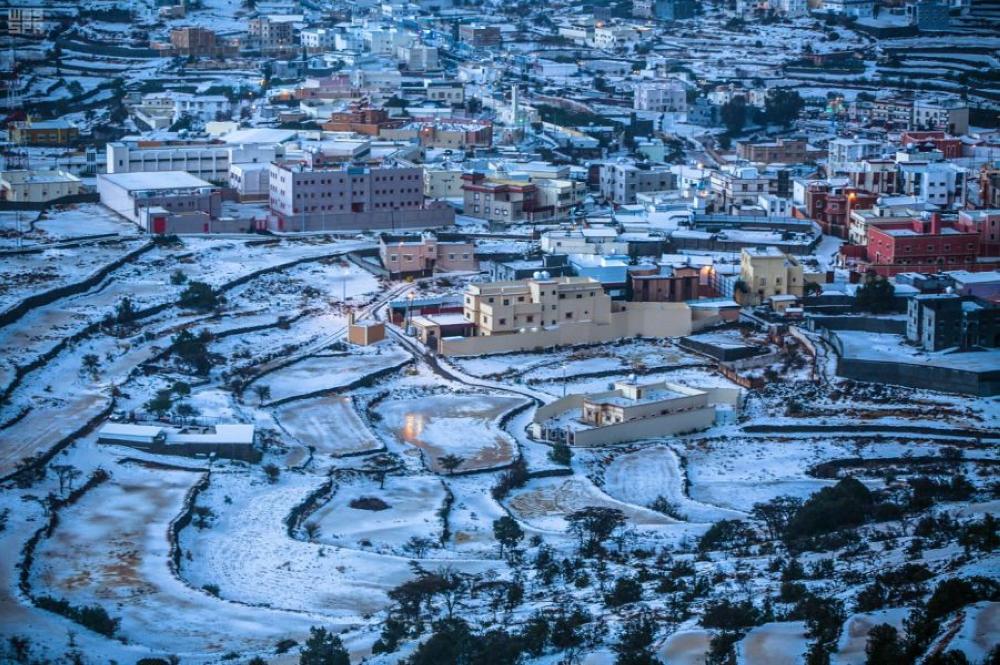 بالصور.. الثلوج تكسو جبال عسير بحلة بيضاء