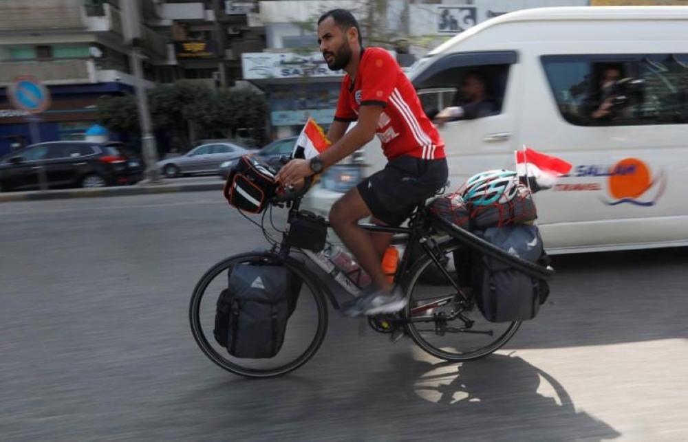 مصري ينطلق بدراجة إلى روسيا لحضور كأس العالم 