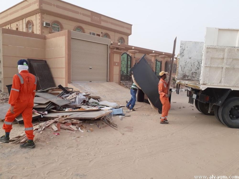 رفع الأنقاض من مداخل النعيرية والأحياء السكنية