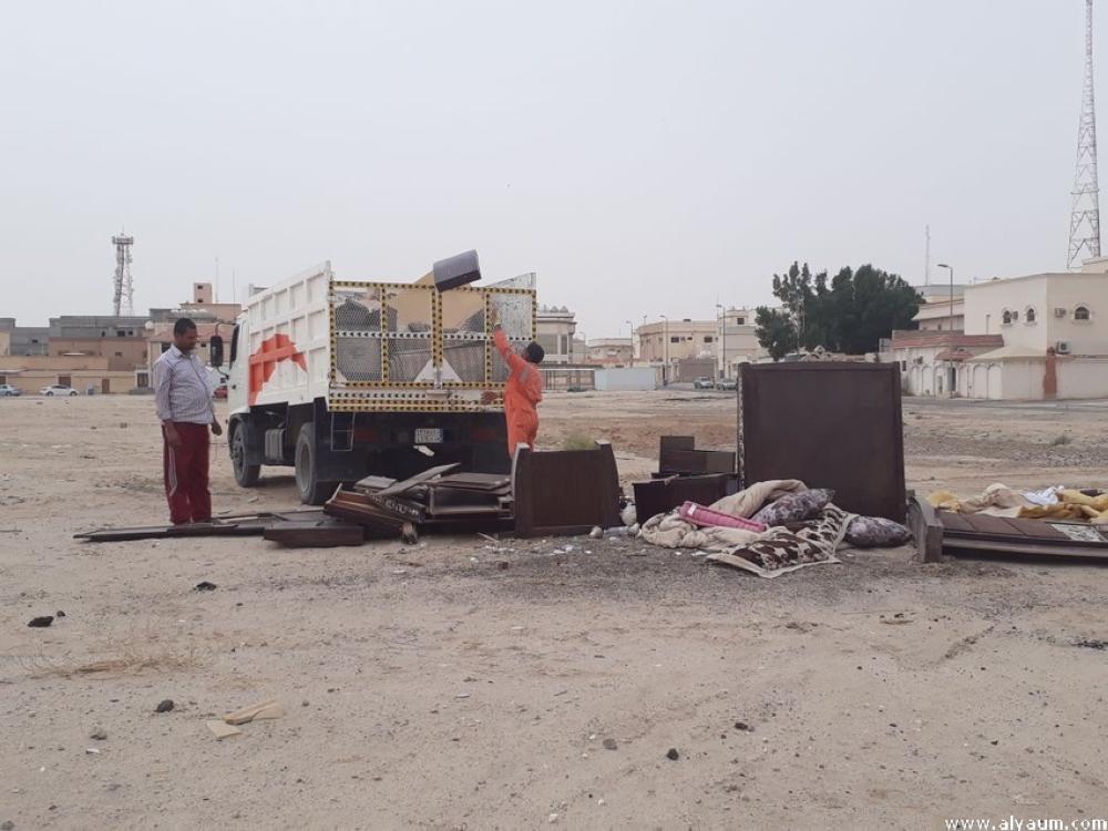 رفع الأنقاض من مداخل النعيرية والأحياء السكنية