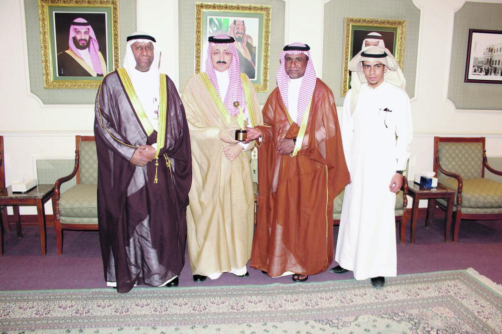 محافظ الأحساء يسلم جائزة أفضل فندق تراثي