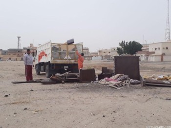 رفع الأنقاض من مداخل النعيرية والأحياء السكنية