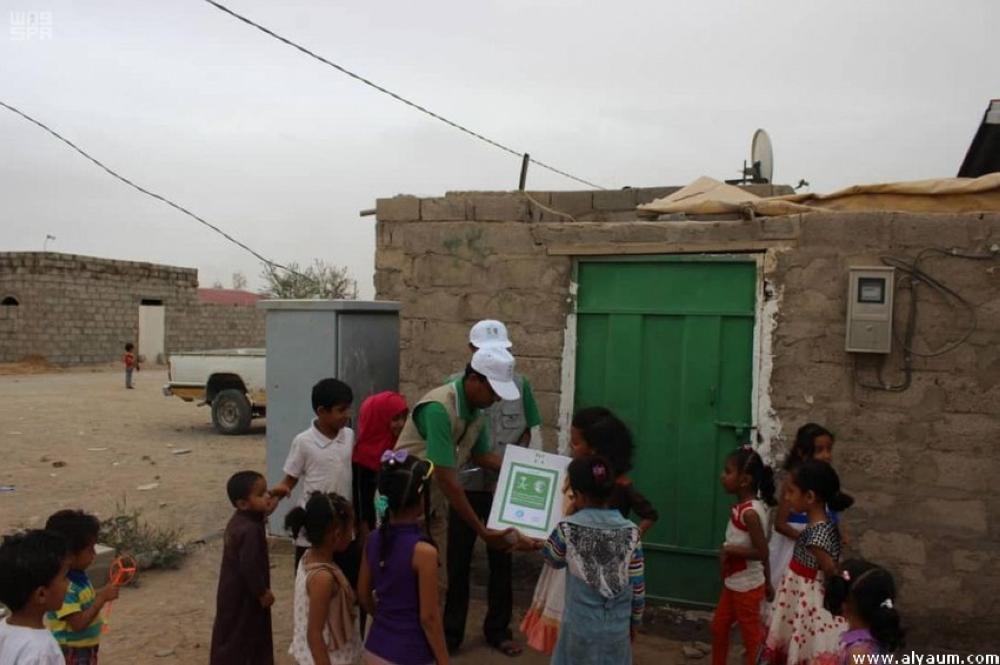 مركز الملك سلمان يوزّع 850 كرتون تمور في مأرب