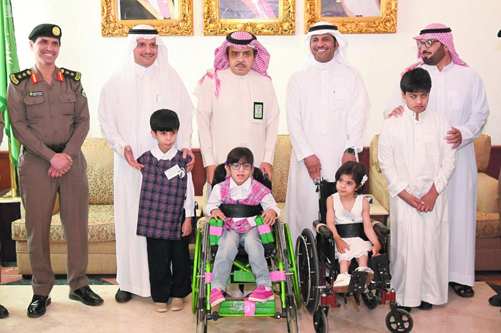 الرس تكرم رجل أمن وطالبين من ذوي الاحتياجات
