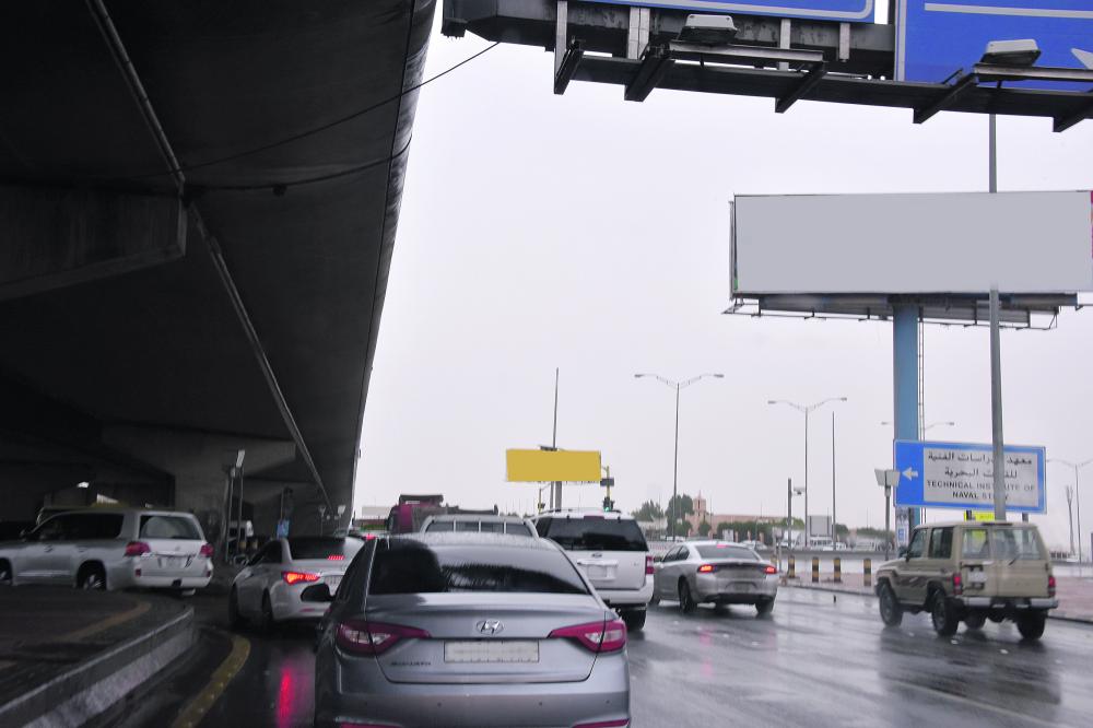 أمطار الشرقية تدفع المتنزهين للبر والواجهات البحرية
