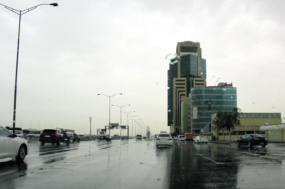 أمطار الشرقية تدفع المتنزهين للبر والواجهات البحرية