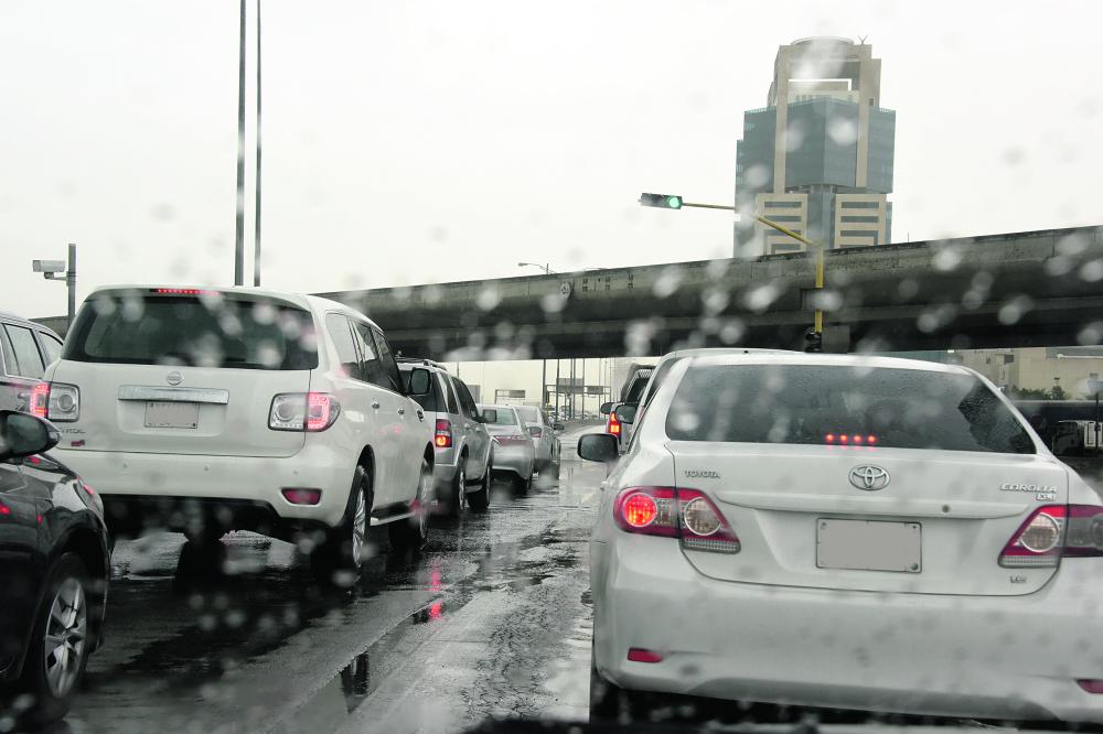 أمطار الشرقية تدفع المتنزهين للبر والواجهات البحرية