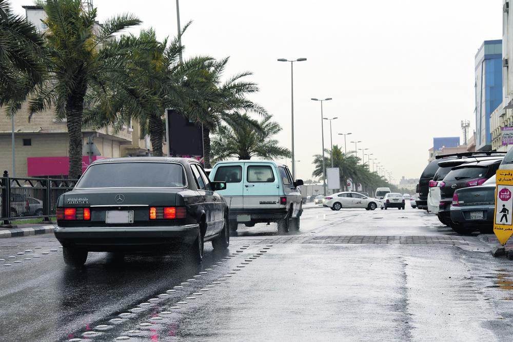 أمطار الشرقية تدفع المتنزهين للبر والواجهات البحرية