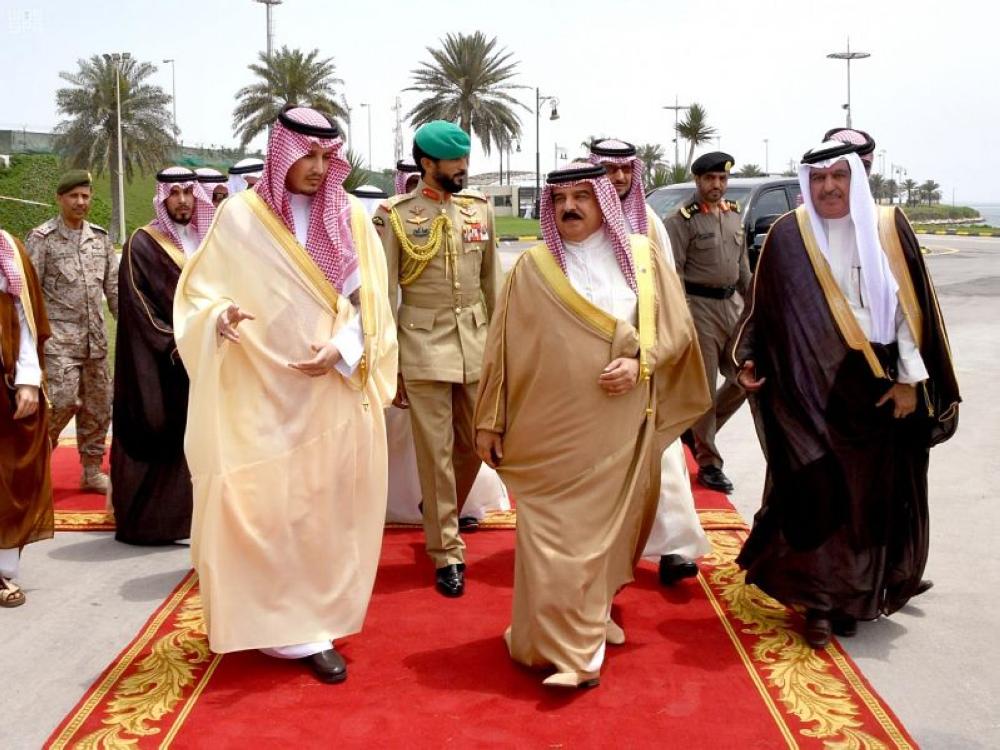 ملك البحرين يصل الشرقية للمشاركة في القمة العربية