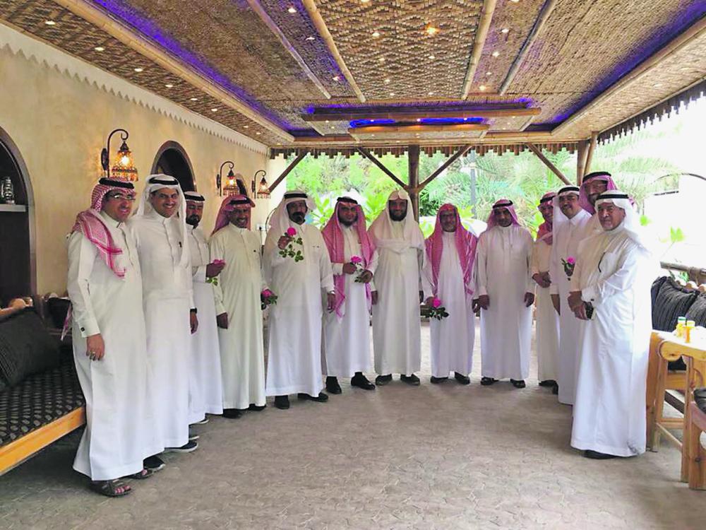 بلدي الباحة يطلع على تجارب الأحساء