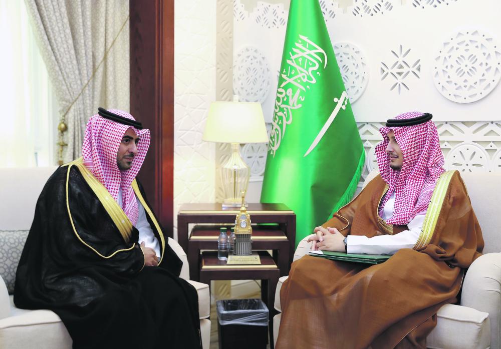 .. ويدعو إلى تبني مبادرات تعنى بالمتقاعدين
