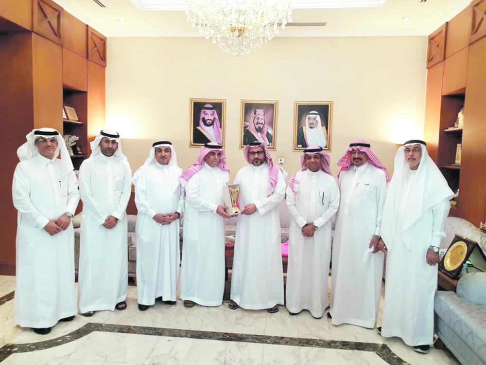 .. والمحافظ يطلع على برامج مبادرة «بر الوالدين»