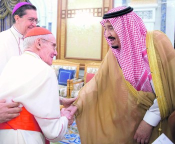 خادم الحرمين يبحث مع رئيس «بابوي الفاتيكان» دور الأديان في نبذ التطرف